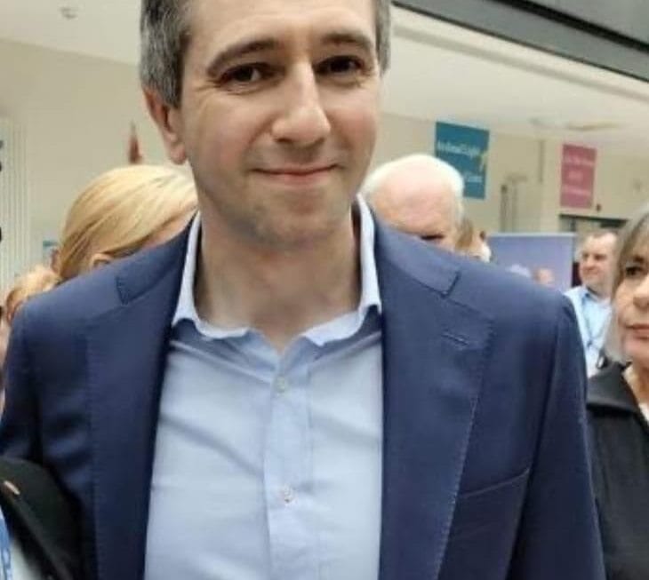 സ്കോളിയോസിസ് വിവാദം: സൈമൺ ഹാരിസിൻ്റെ രാജി ആവശ്യപ്പെടുന്നു