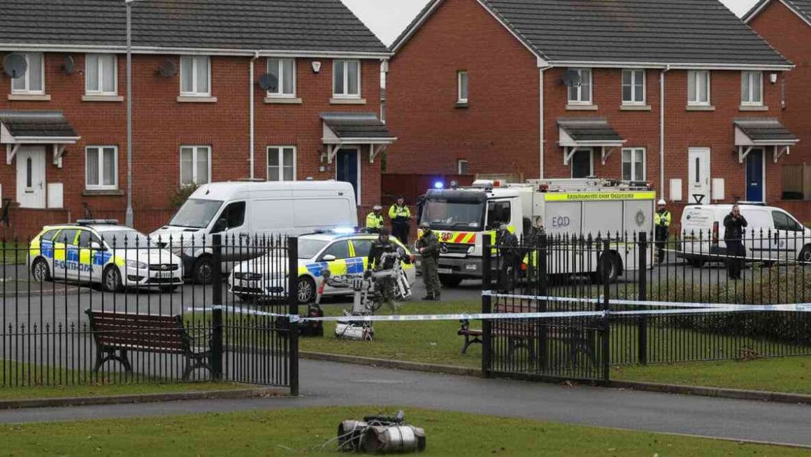 ഡബ്ലിനിലെ എസ്റ്റേറ്റ് വളഞ്ഞു: ബ്ലാൻചാർഡ്‌സ്‌ടൗണിൽ സംശയാസ്പദമായ ഉപകരണത്തെക്കുറിച്ചുള്ള ഭീതിയിൽ Gardaí-യും EOD-യും.