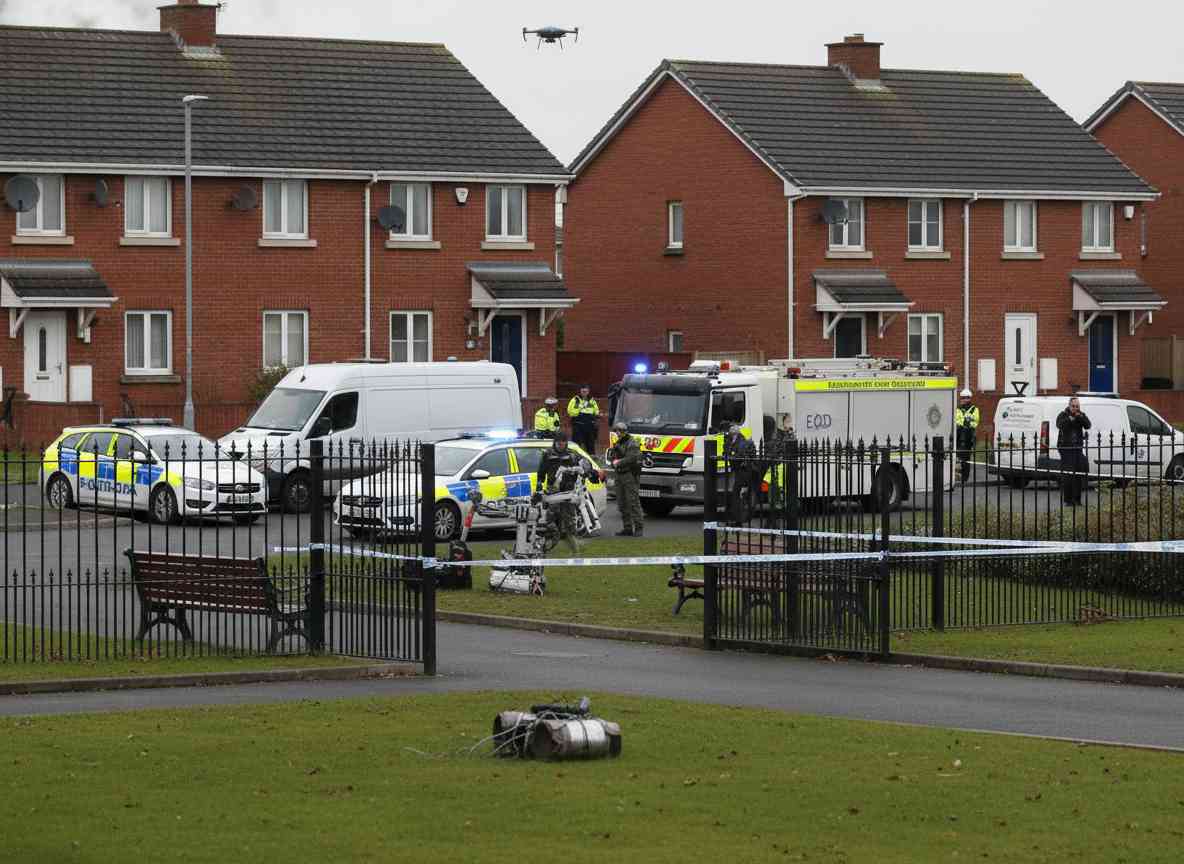 ഡബ്ലിനിലെ എസ്റ്റേറ്റ് വളഞ്ഞു: ബ്ലാൻചാർഡ്‌സ്‌ടൗണിൽ സംശയാസ്പദമായ ഉപകരണത്തെക്കുറിച്ചുള്ള ഭീതിയിൽ Gardaí-യും EOD-യും.