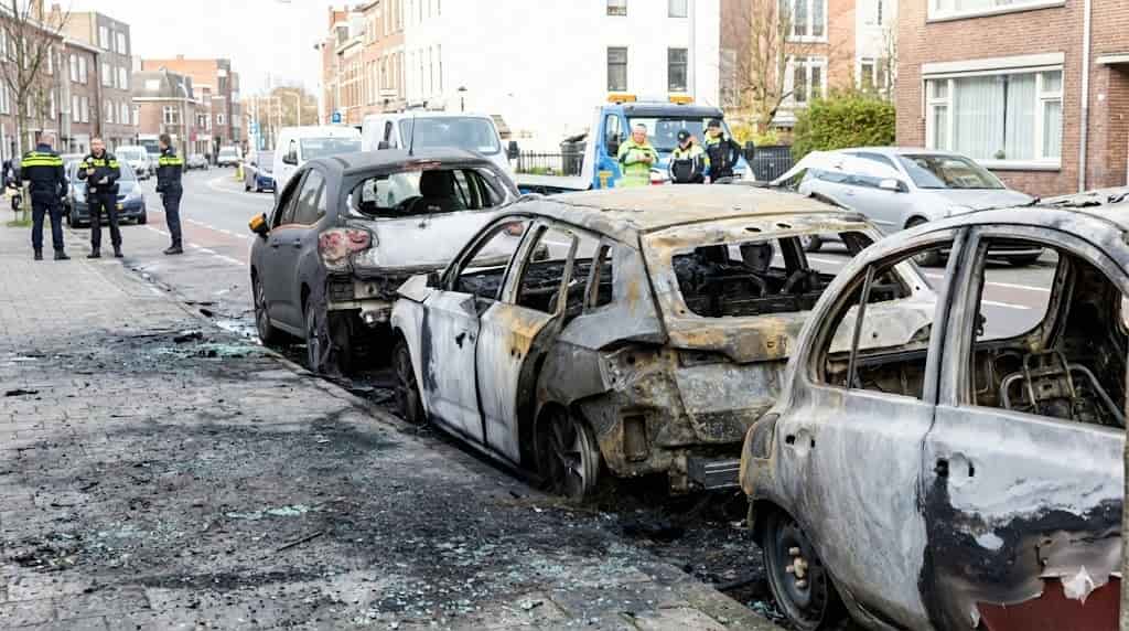 ഡബ്ലിൻ തെരുവിലെ തീപിടിത്തം: സൗത്ത് സർക്കുലർ റോഡിൽ പുലർച്ചെയുണ്ടായ തീവെപ്പ് ആക്രമണത്തിൽ നിരവധി കാറുകൾ കത്തിനശിച്ചു.