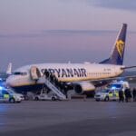 അക്രമാസക്തമായ ആകാശ അടിപിടിക്ക് ശേഷം ഡബ്ലിൻ എയർപോർട്ടിൽ Ryanair വിമാനത്തിലേക്ക് ഗാർഡൈ ഇരച്ചുകയറി.