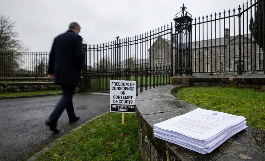 എന്തിനാണ് ക്രിസ്ത്യൻ വിശ്വാസിയായ ഐറിഷ് അദ്യാപകനെ കോടതി ജയിലിൽ ഇട്ടത്? തന്റെ മത വിശ്വാസത്തിന് വേണ്ടി അദ്ദേഹം ജയിലിൽ കിടന്നത് 560 ദിവസം