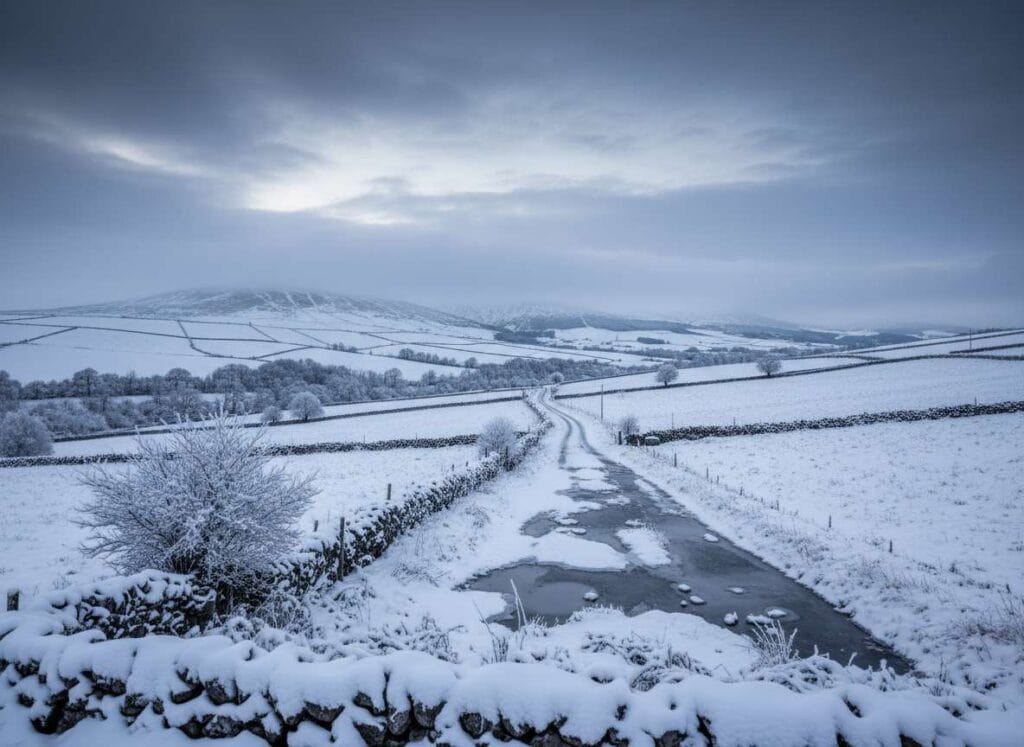 അയർലൻഡ്; ആർട്ടിക് കാറ്റ് ആഞ്ഞുവീശുന്നതിനെ തുടർന്ന് Met Éireann മഞ്ഞുവീഴ്ച മുന്നറിയിപ്പ്.