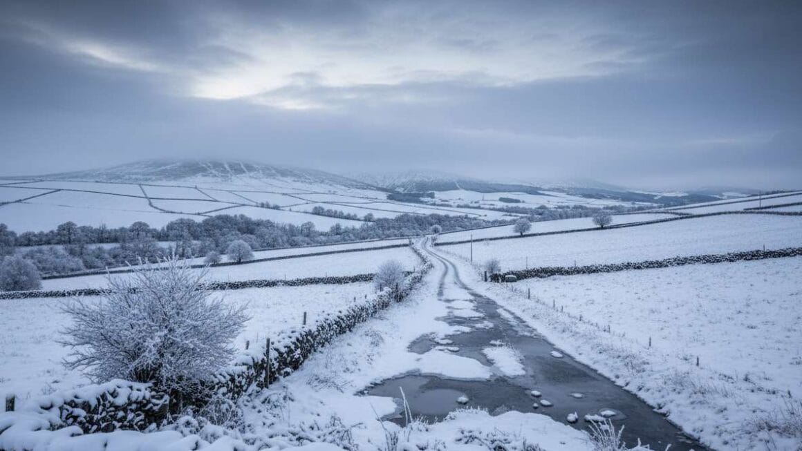 അയർലൻഡ്; ആർട്ടിക് കാറ്റ് ആഞ്ഞുവീശുന്നതിനെ തുടർന്ന് Met Éireann മഞ്ഞുവീഴ്ച മുന്നറിയിപ്പ്.